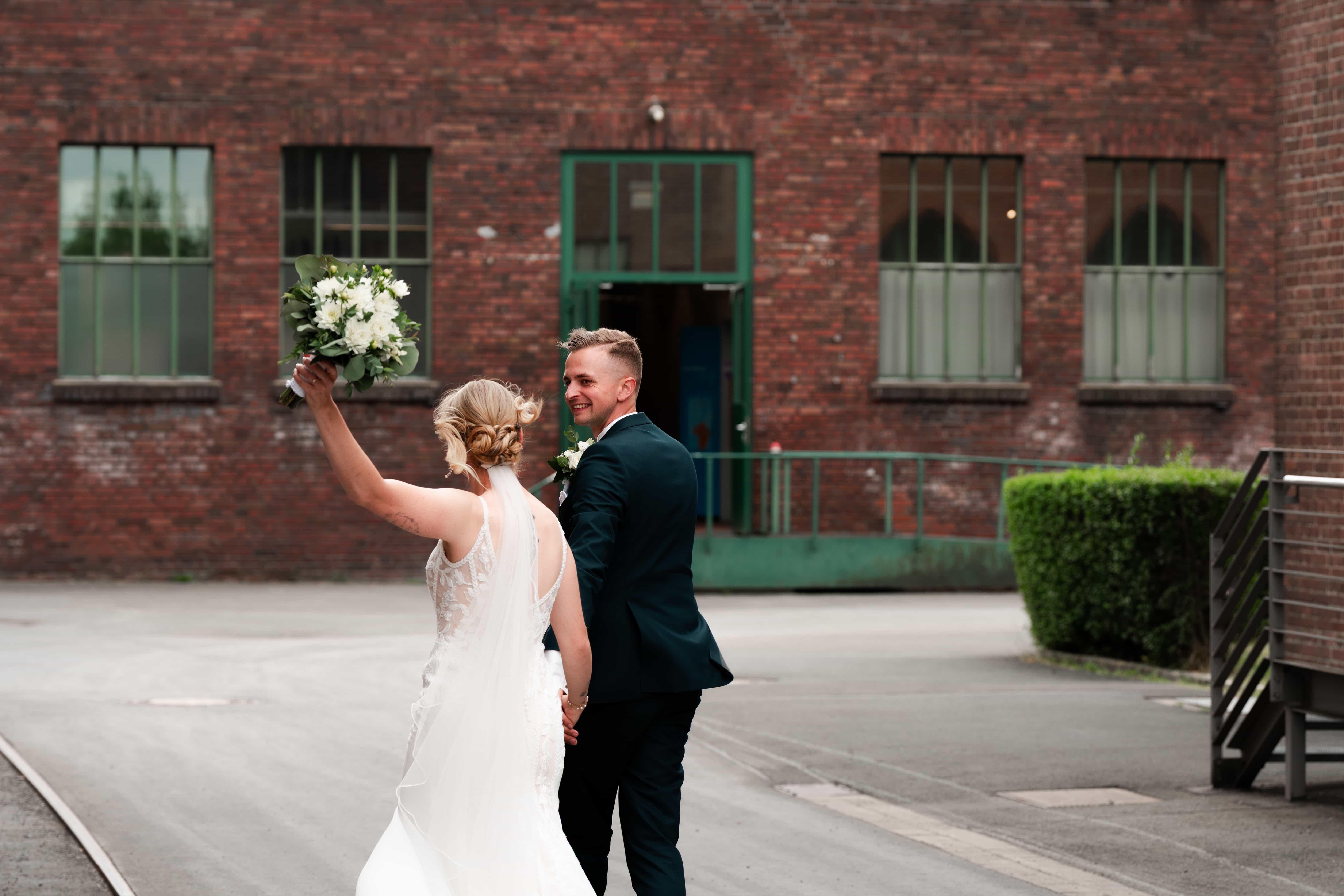 Hochzeitsfotograf Celine & Martin – Hochzeitsgesellschaft im Freien